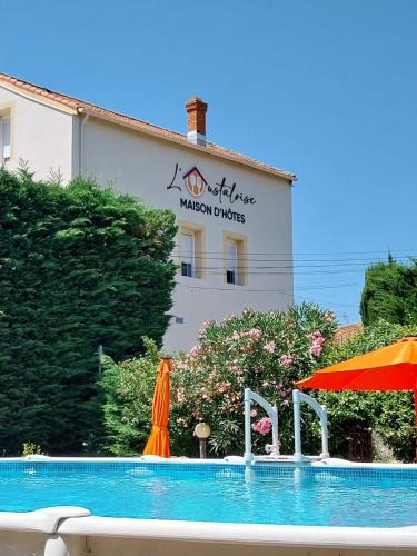 Faugeres Bed & Breakfast | L'Oustaloise - Chambres et table d'hôtes prés de Béziers- Alex est cuisinier de métier- Piscine avec transats et parasols terrasse parking privé et garage à vélos motos- Labellisée Accueil vélo et Vignoble et découverte