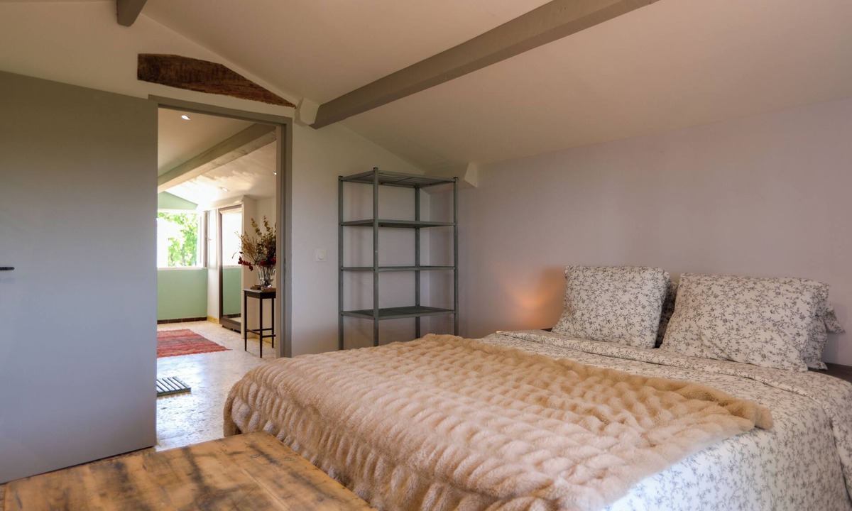 Saint-Hippolyte-le-Graveyron Bed & Breakfast | Large bedroom in quiet house between Mont Ventoux and Dentelles de Montmirail
