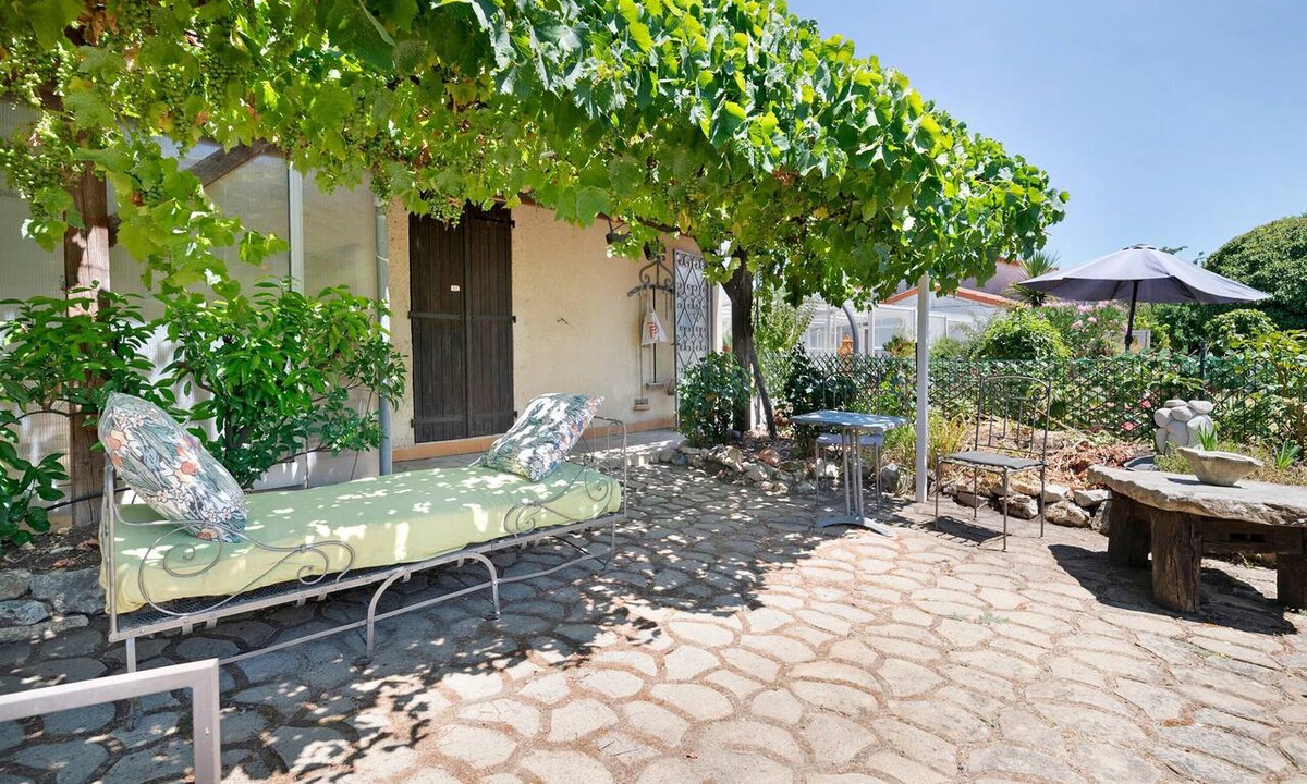 Castelginest House | La Villa Vigneronne: Holiday Home with Private Pool, Wi-Fi & Air Conditioning