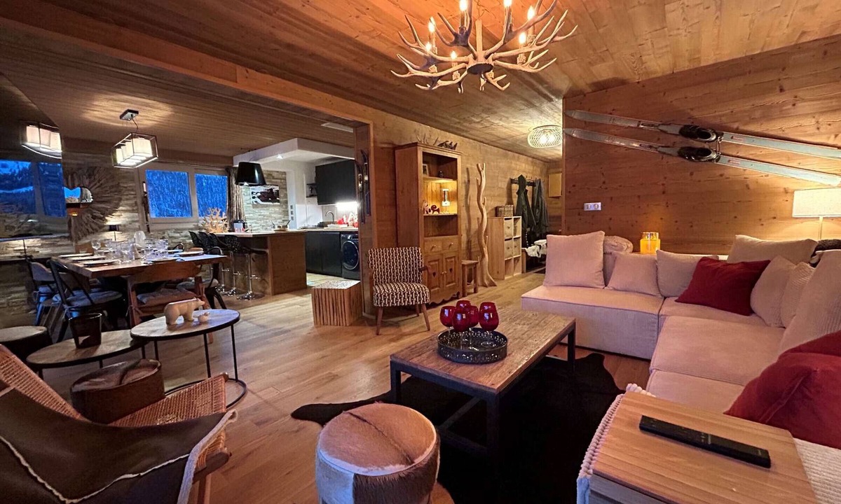 Meribel Centre Apartment | Large contemporary apartment for 10, near slopes and center, lift and Wifi included