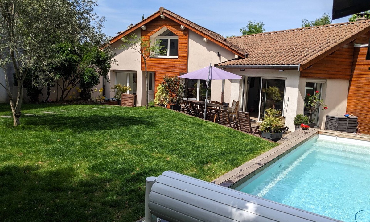 Transvaal House | Large house with swimming pool in Lyon ideal for families, close to transport links