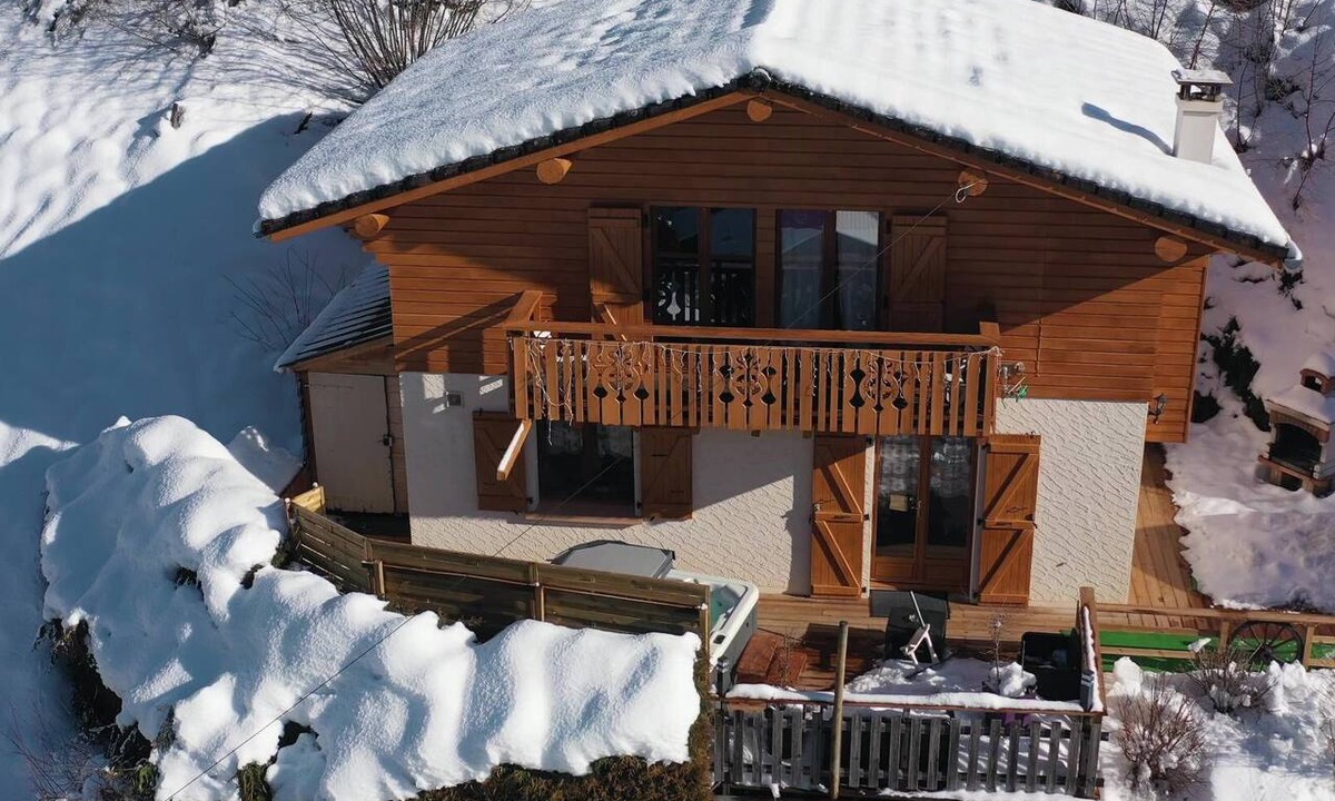 Thones Ski Chalet | Le Chalet Aubier Domaine du Fraizier jacuzzi near lake annecy resort la clusaz