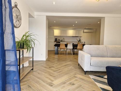 Lagnieu Apartment | Le Zénith - Entièrement Climatisé - 3 chambres, 3 salle de bain - 8 pers max - Local à vélos - Réservation à la chambre possible