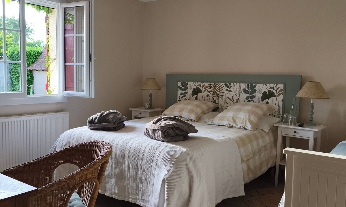 Saint-Pourcain-sur-Besbre Bed & Breakfast | Les Chambres D’Anel - La Besbre: Guest Rooms with Pool, Terrace and Wi-Fi