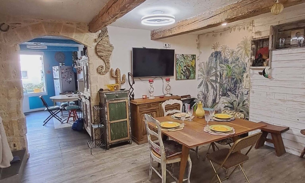 Meze House | Lovely 2-bedroom house with AC in quaint Mèze