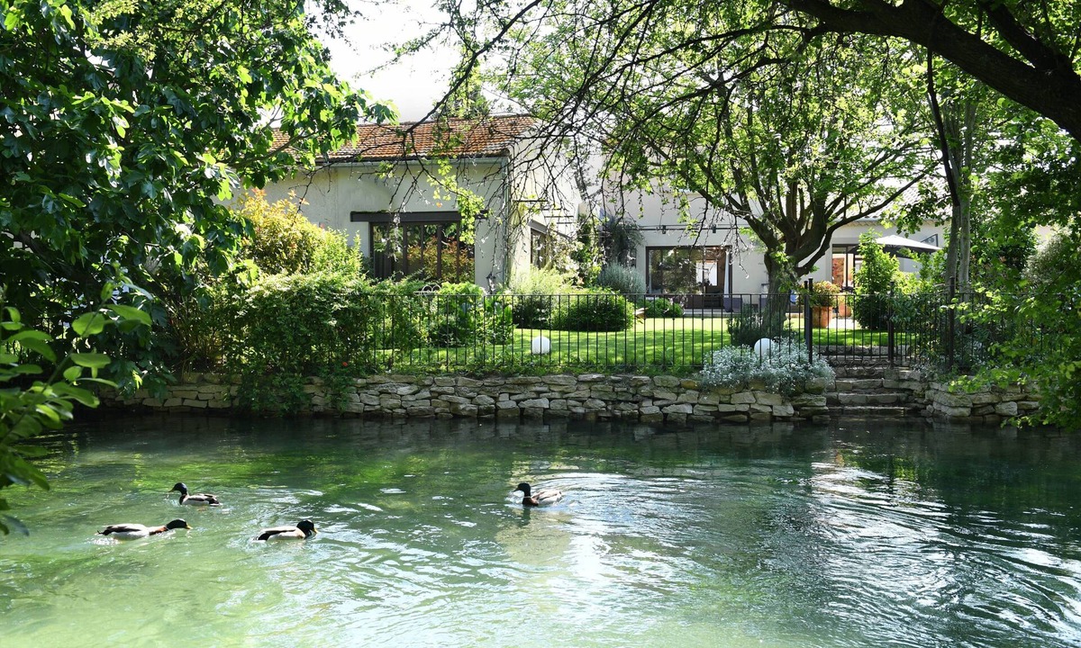 L'Isle-sur-la-Sorgue House | Magnificent villa 6 minutes walk from the town center -On the river bank