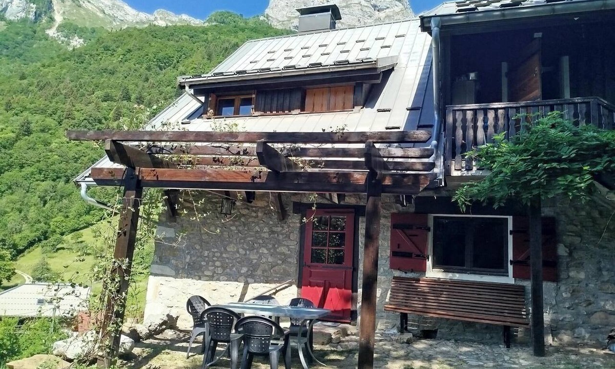 Saint-Ferreol Apartment | Mountain cabin near Lake Annecy. Ideal for couples and families. No pets allowed.