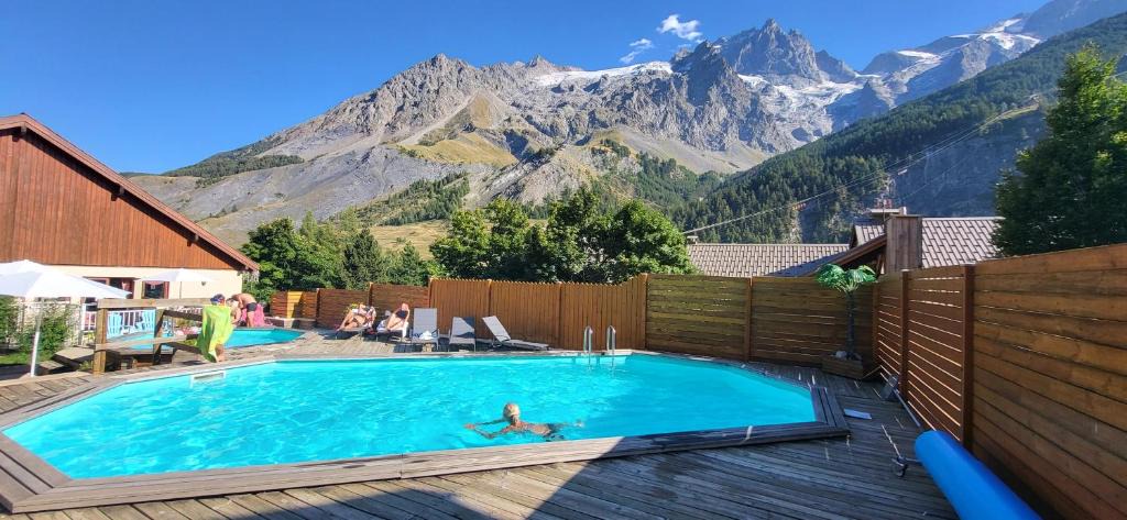 La Grave Hotel | Mountain Lodge in Alps-chez Philippe, Panoramic-Village, Renting, view over Glaciers