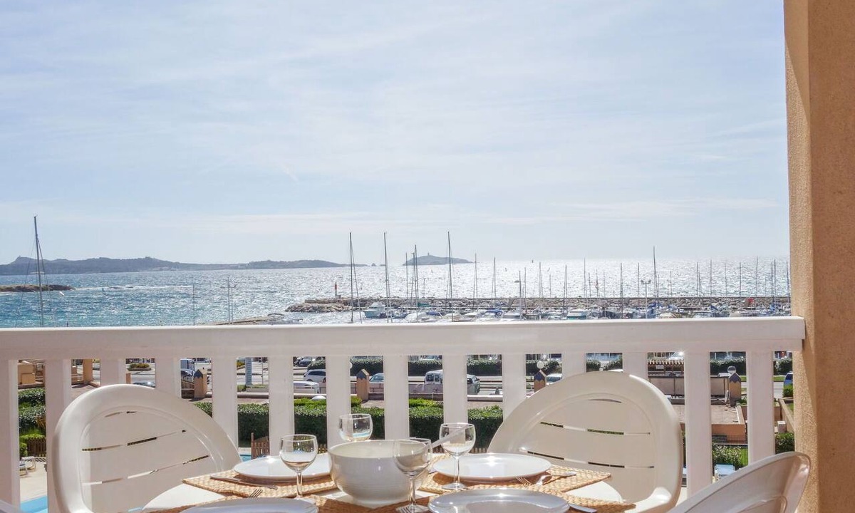 Six-Fours-les-Plages Apartment | Nice apartment for 4 guests with pool, WIFI, TV and terrace