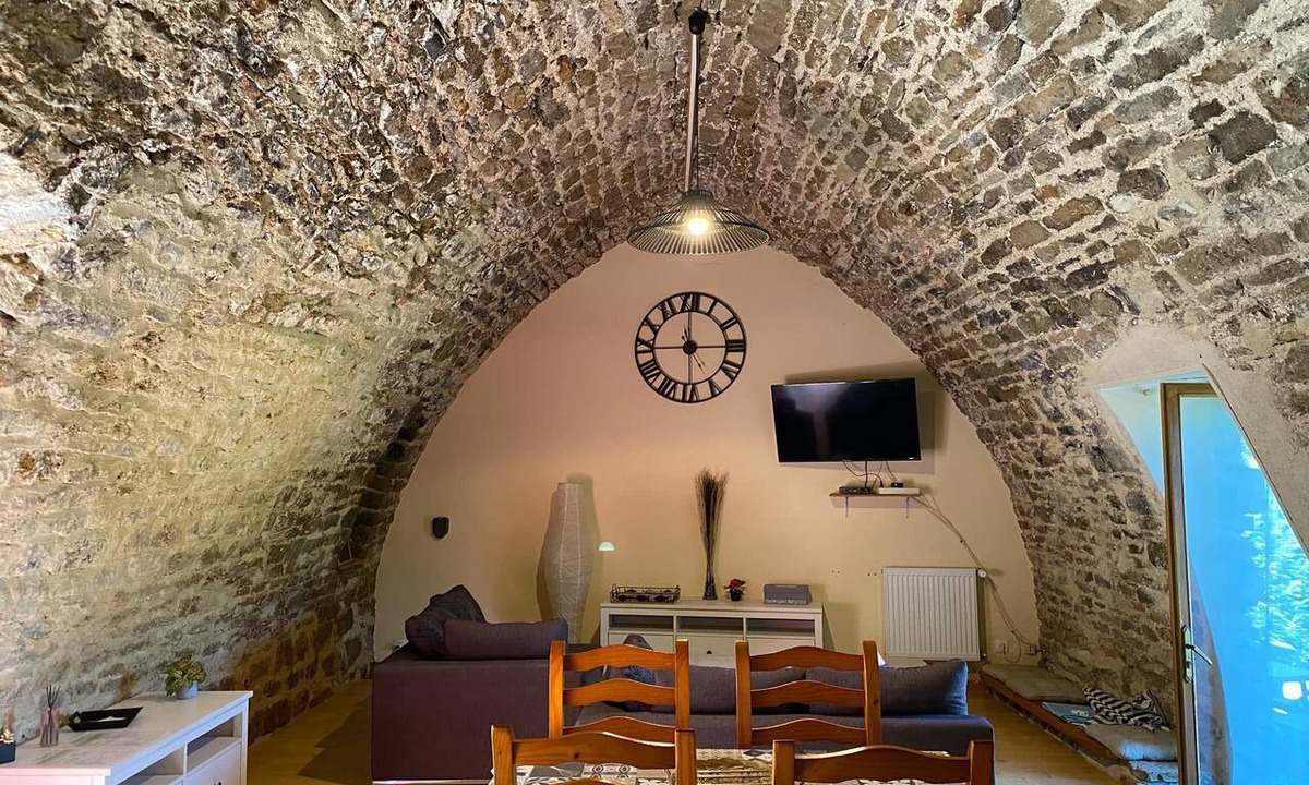 Saint-Beauzely Apartment | Old stone sheepfold: charm and authenticity in the heart of nature. Dog, okay.