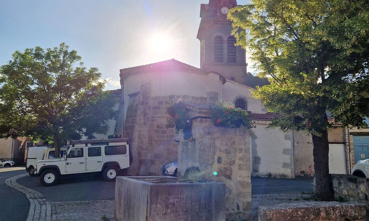 Chanonat Apartment | Private cottage with a terrace in a small village; pets welcome