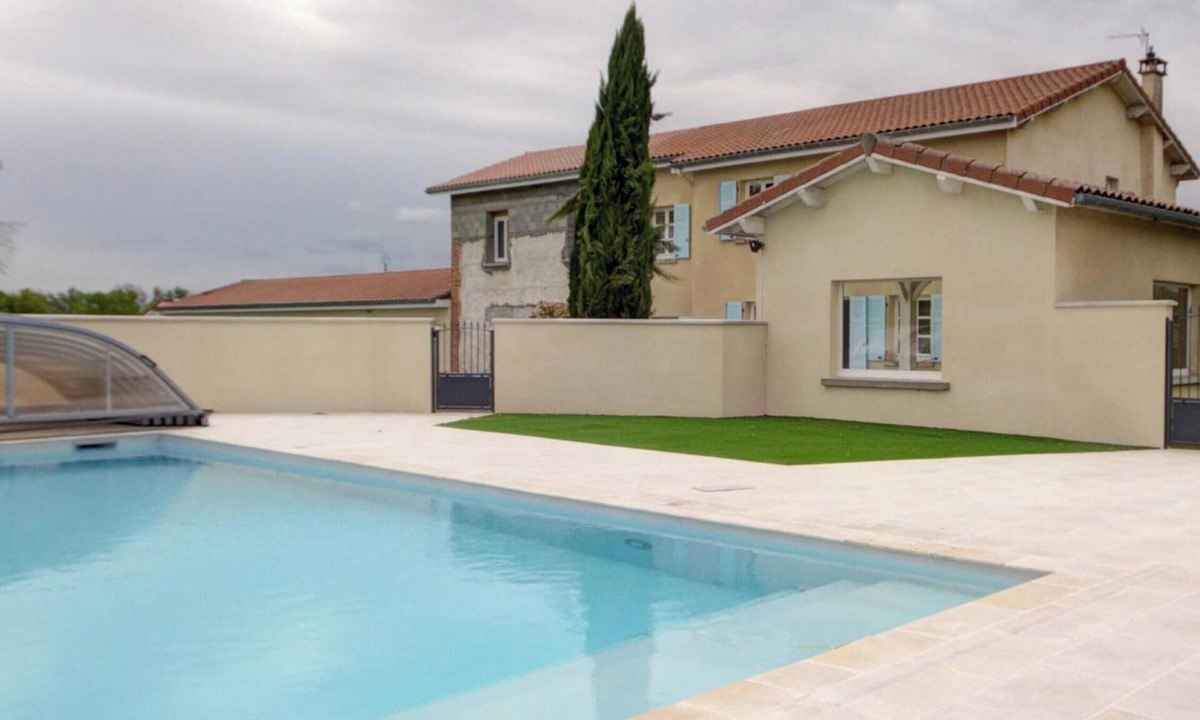 Chalain-le-Comtal Cottage | Retreat in Chalain-le-Comtal with private pool