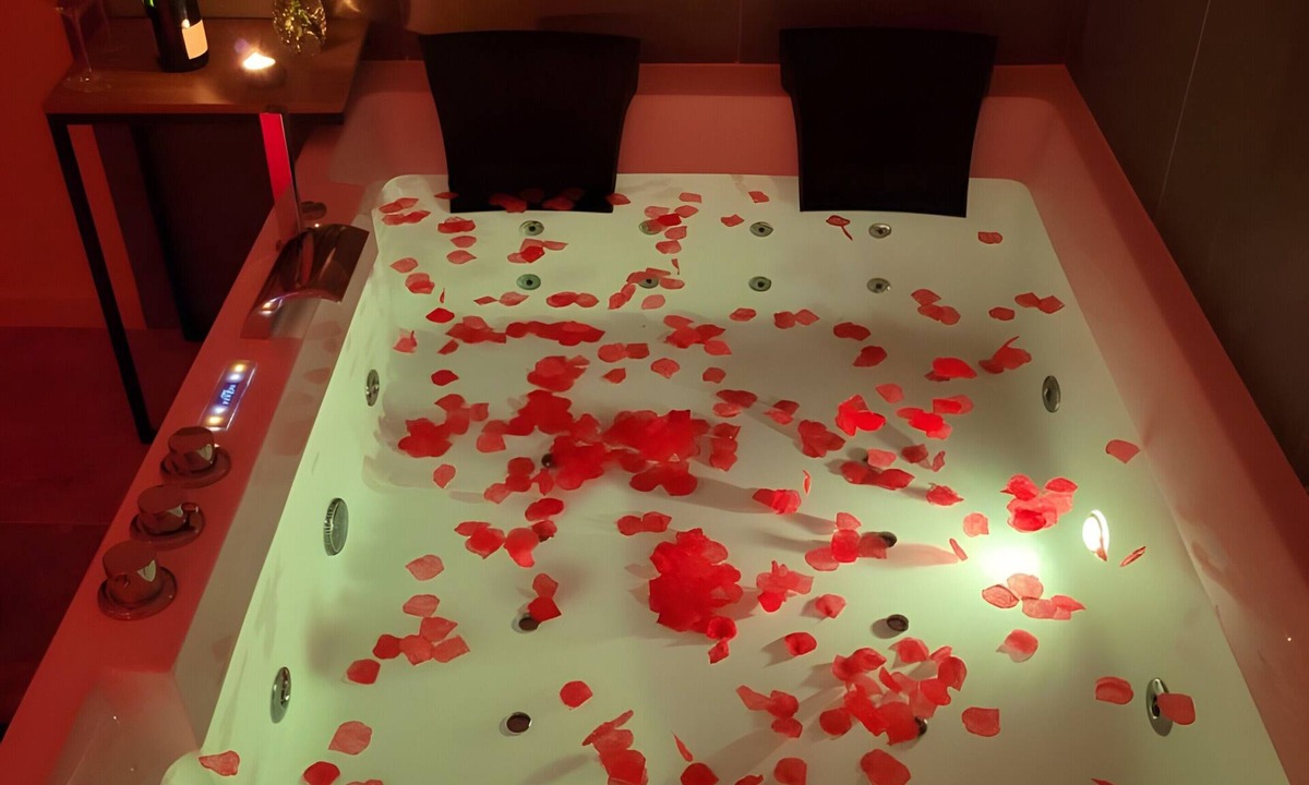 Saint-Antonin Noble Val Apartment | Romantic Suite: The Pleasure of the Senses