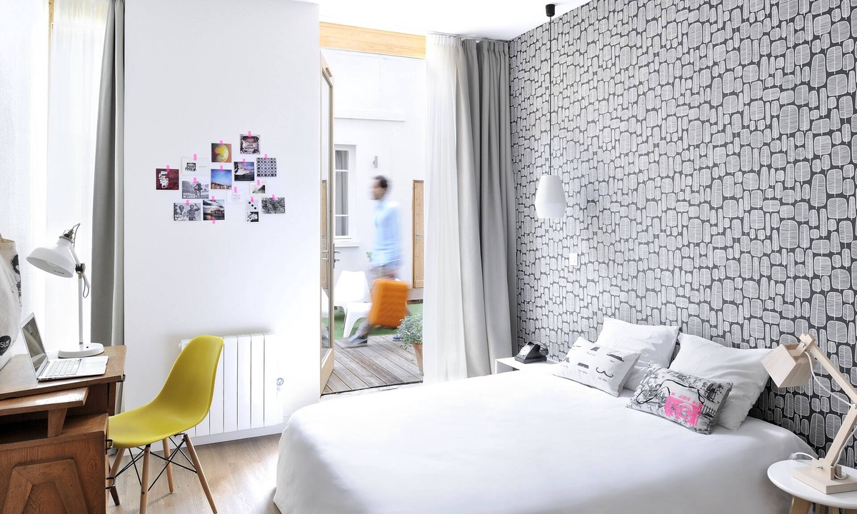 Voltaire - Saint Amour Hostel | Slo Lyon Saxe