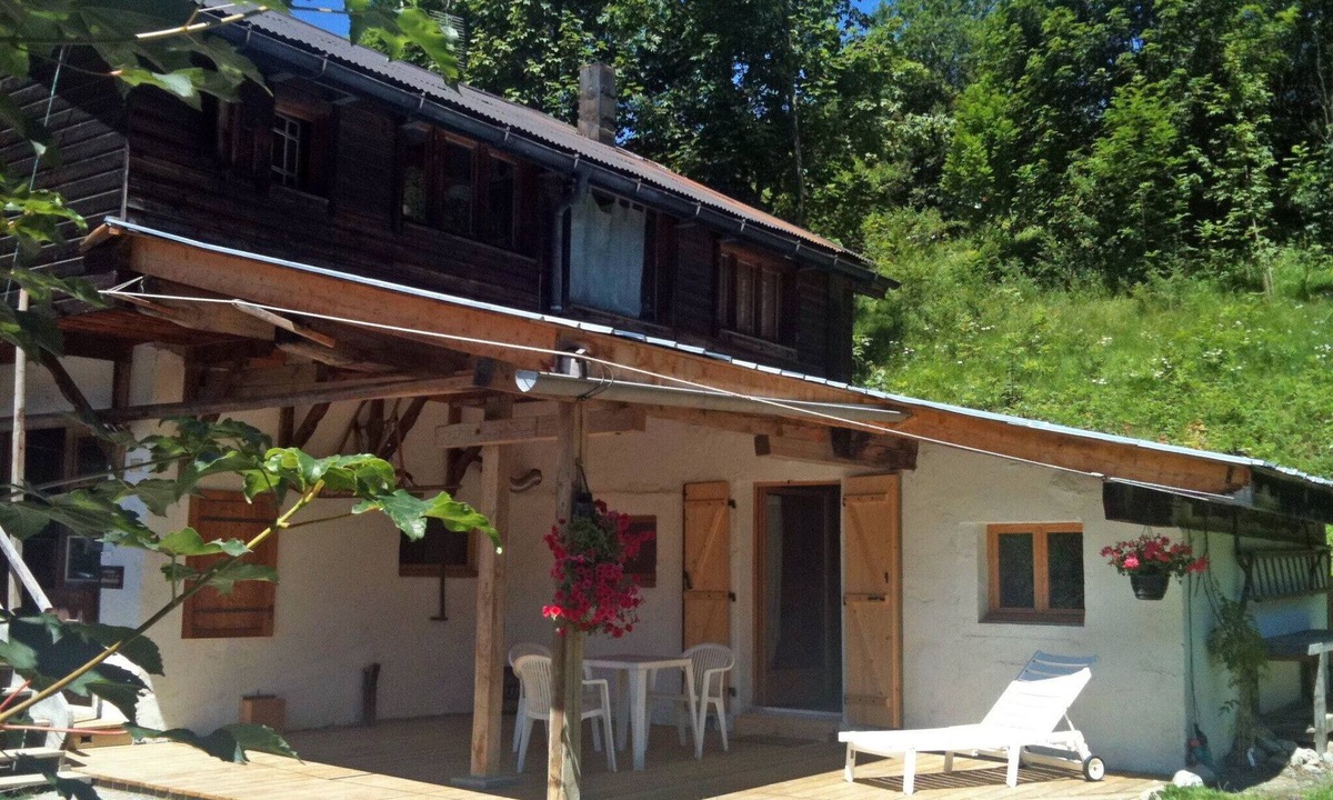 Praz-sur-Arly Apartment | Small charming T3 for 4 people - Terrace sheltered in RdJ of chalet - South slope, 100m from a ski bus stop
