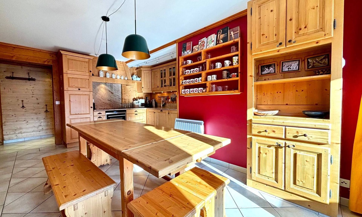 Notre-Dame-de-Bellecombe Apartment | Spacious 4-bedroom apartment in village center with WiFi and parking