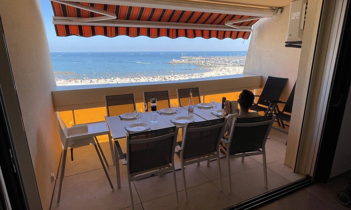 Palavas-les-Flots Apartment | Spacious 2-bedroom seafront apartment with terrace, air conditioning and garage.