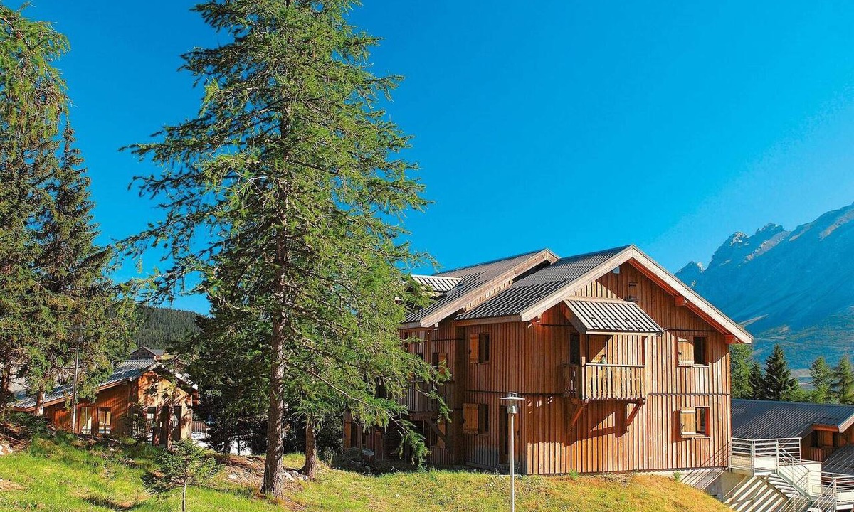 Saint-Etienne-en-Devoluy Apartment | Spacious Alpine Chalet