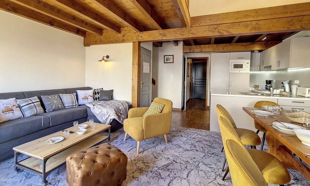 Les Menuires Apartment | Spacious apartment, near slopes, balcony, sleeps 10, sauna, hammam, WIFI