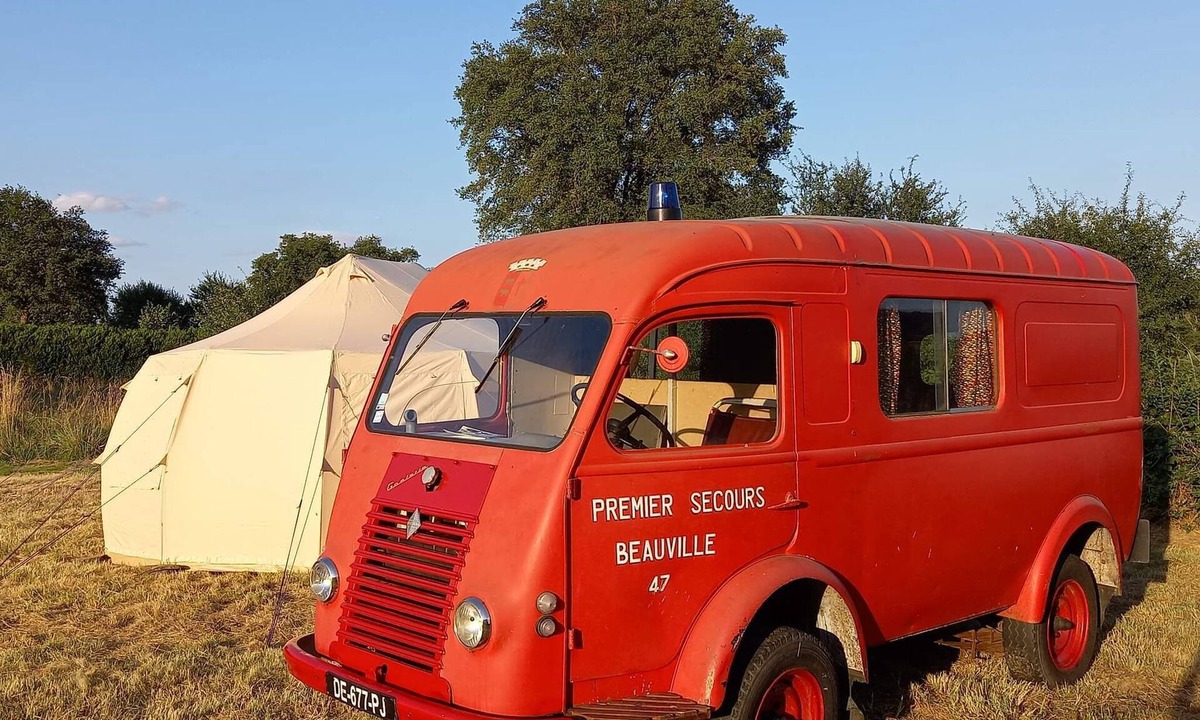 Saint-Palais RV Rental | Spend the night in our unique Magic Bus and tent in the heart of nature.