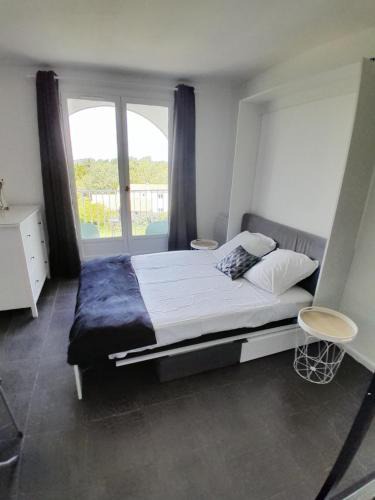 Anatole France Apartment | Studio Balcon Narbonne Centre