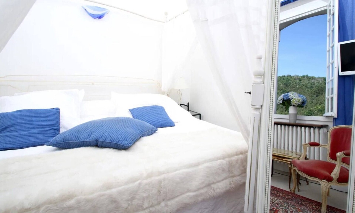 Vals-les-Bains Apartment | Studio “Mediterranean” with Mountain View, Shared Pool, and Wi-Fi
