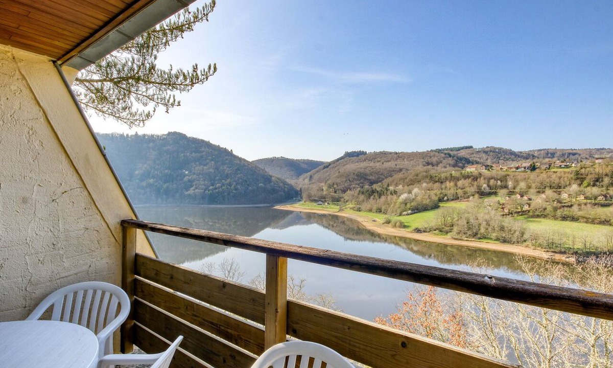 Miremont Apartment | Triple Room w/Balcony on Lake Fades