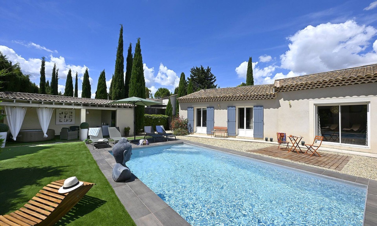 Sorgues House | Villa des Amis with jacuzzi and swimming pool near the Alpilles and Luberon mountains