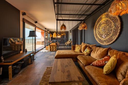 Le Bosc Villa | Villa LÂO, 220m2, insolite luxe, immersion asiatique, Vue exceptionnelle, Spa, Sauna, Piscine, lit géant suspendu, massages, etc