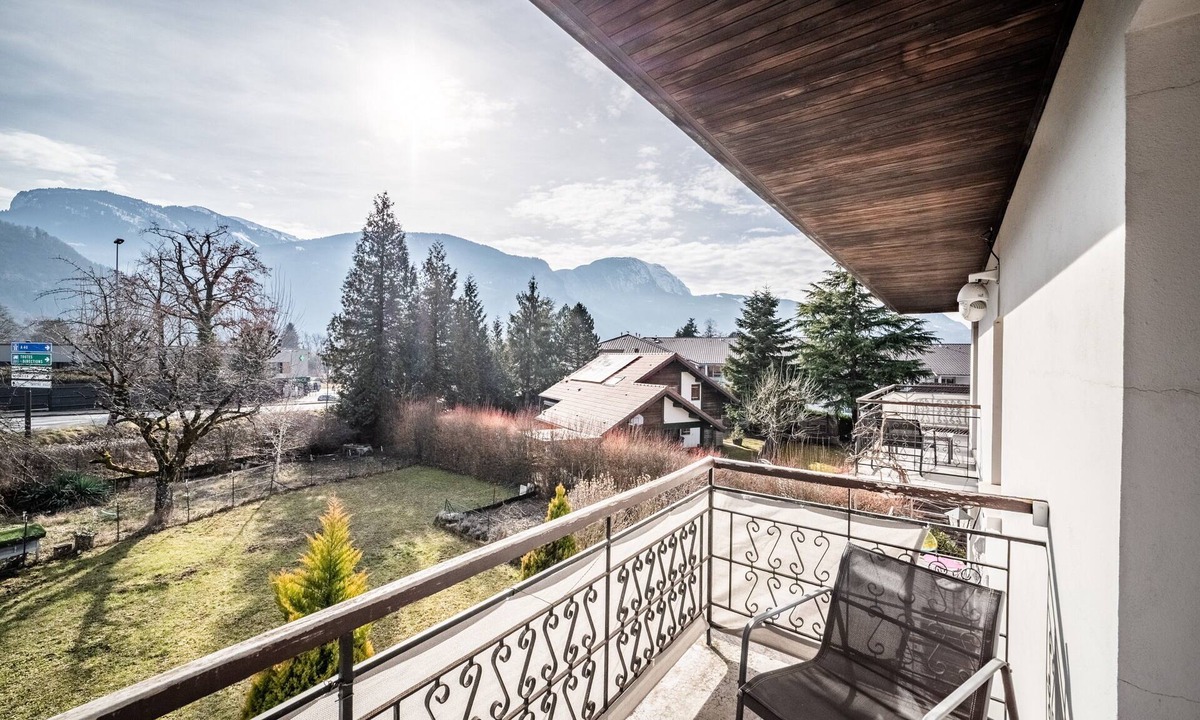 Cluses Villa | Villa "L'Oranaise" – 190 m², Mountain View, Private Balconies, Terraces & Garden