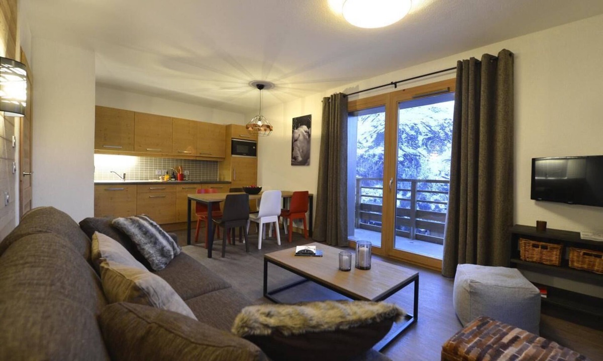 Les Menuires Apartment | Wifi, 50m from resort center, swimming pool, hammam, terrace, balcony, tv, ski locker, 58-65m²