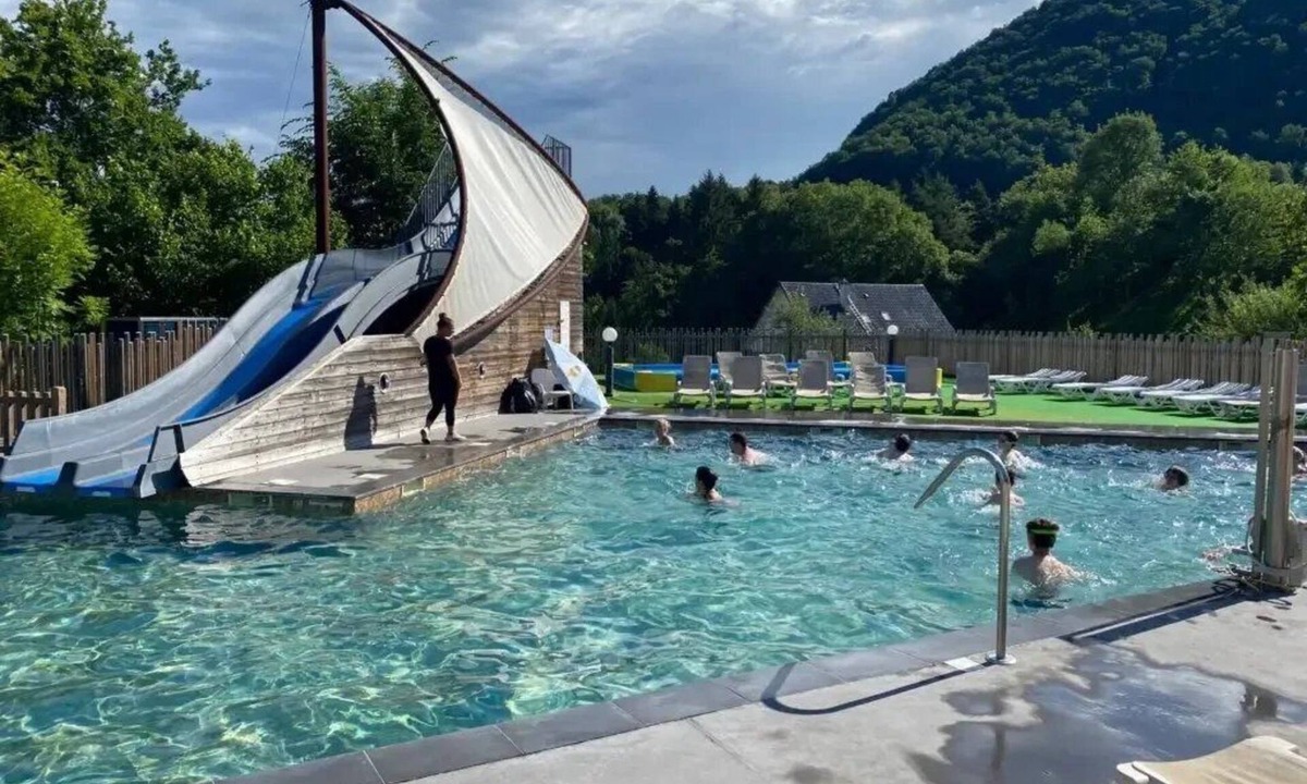 Vic-sur-Cere House | ZEcamping 4 étoiles familial piscine couverte locatif 26m2