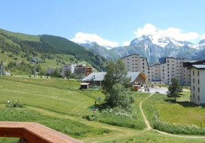 100m from resort center, 4th floor, view mountain, balcony, parking, tv, ski locker, 42m²