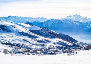 Apartment suitable for 8 persons. In center of Saint François Longchamp with ski in & out.
