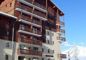 Central Apartment for 6/8 with Mountain View, Balcony & Near Slopes