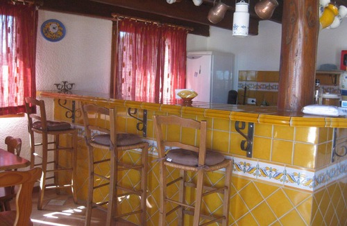 Arles House | 10 kms from Arles in the countryside, 2 double bedrooms + 3 beds, air-conditioned swimming pool.