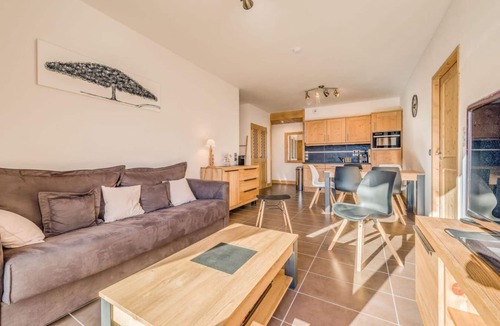 Champagny-en-Vanoise Apartment | 100m from resort center, 6th floor, balcony, parking, tv, ski locker, 64m², Champagny-en-Vanoise