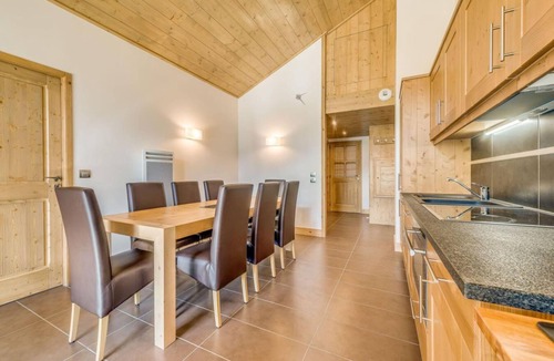 Champagny-en-Vanoise Apartment | 100m from resort center, 5th floor, balcony, parking, tv, ski locker, 72m², Champagny-en-Vanoise