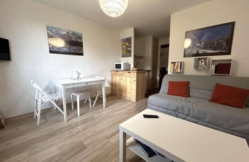 La Salle-les-Alpes Apartment | 100m from resort center, 2nd floor, swimming pool, tv, 17m², Serre Chevalier