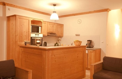Les Bruyeres Apartment | 100m from shops, 2nd floor, terrace, balcony, fireplace or stove, tv, ski locker, 102m²