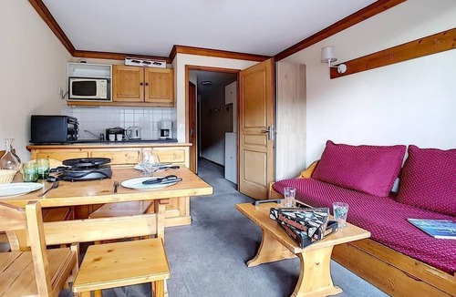 Les Bruyeres Apartment | 100m from shops, 4th floor, view mountain, balcony, tv, ski locker, 26m², Les Menuires