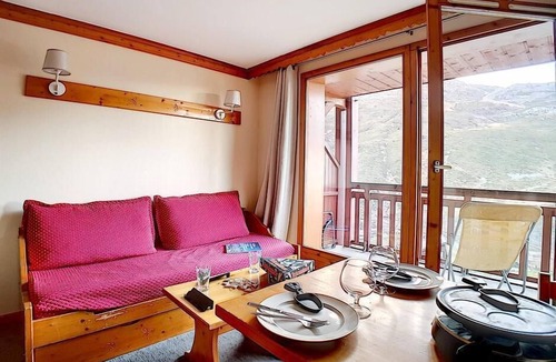 Les Bruyeres Apartment | 100m from shops, 4th floor, view mountain, balcony, tv, ski locker, 26m², Les Menuires