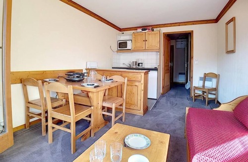 Les Bruyeres Apartment | 100m from shops, 7th floor, balcony, tv, ski locker, 30m², Les Menuires
