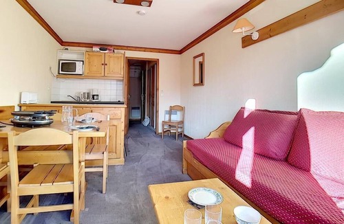 Les Bruyeres Apartment | 100m from shops, 7th floor, balcony, tv, ski locker, 30m², Les Menuires