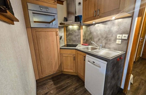 Les Bruyeres Apartment | 100m from shops, Ground floor, view mountain, balcony, tv, ski locker, 40m², Les Menuires