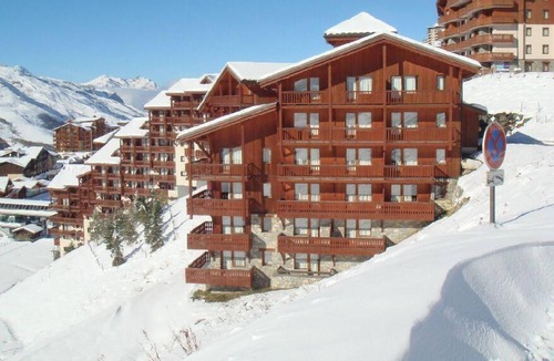 Les Bruyeres Apartment | 100m from shops, Ground floor, view mountain, balcony, tv, ski locker, 40m², Les Menuires