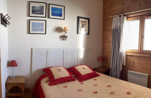 Bisanne 1500 Apartment | 100m from ski slopes, 1st floor, view mountain, balcony, parking, tv, ski locker, 70m², Les Saisies