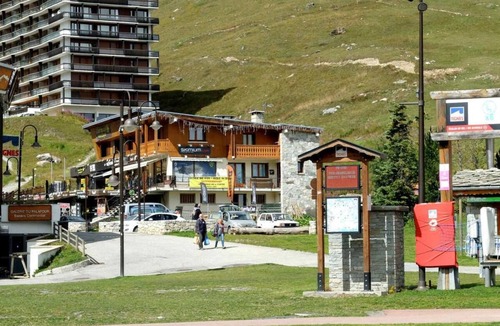 Tignes le Lac Apartment | 10m from resort center, view mountain, fireplace or stove, tv, ski locker, 125m², Tignes