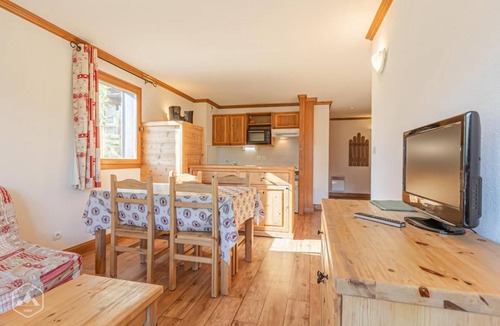 Aussois Apartment | 150m from resort center, floor -2, balcony, tv, 50m², Aussois
