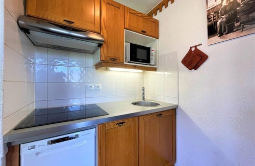Les Menuires Apartment | 150m from shops, 1st floor, balcony, tv, ski locker, 46m², Les Menuires